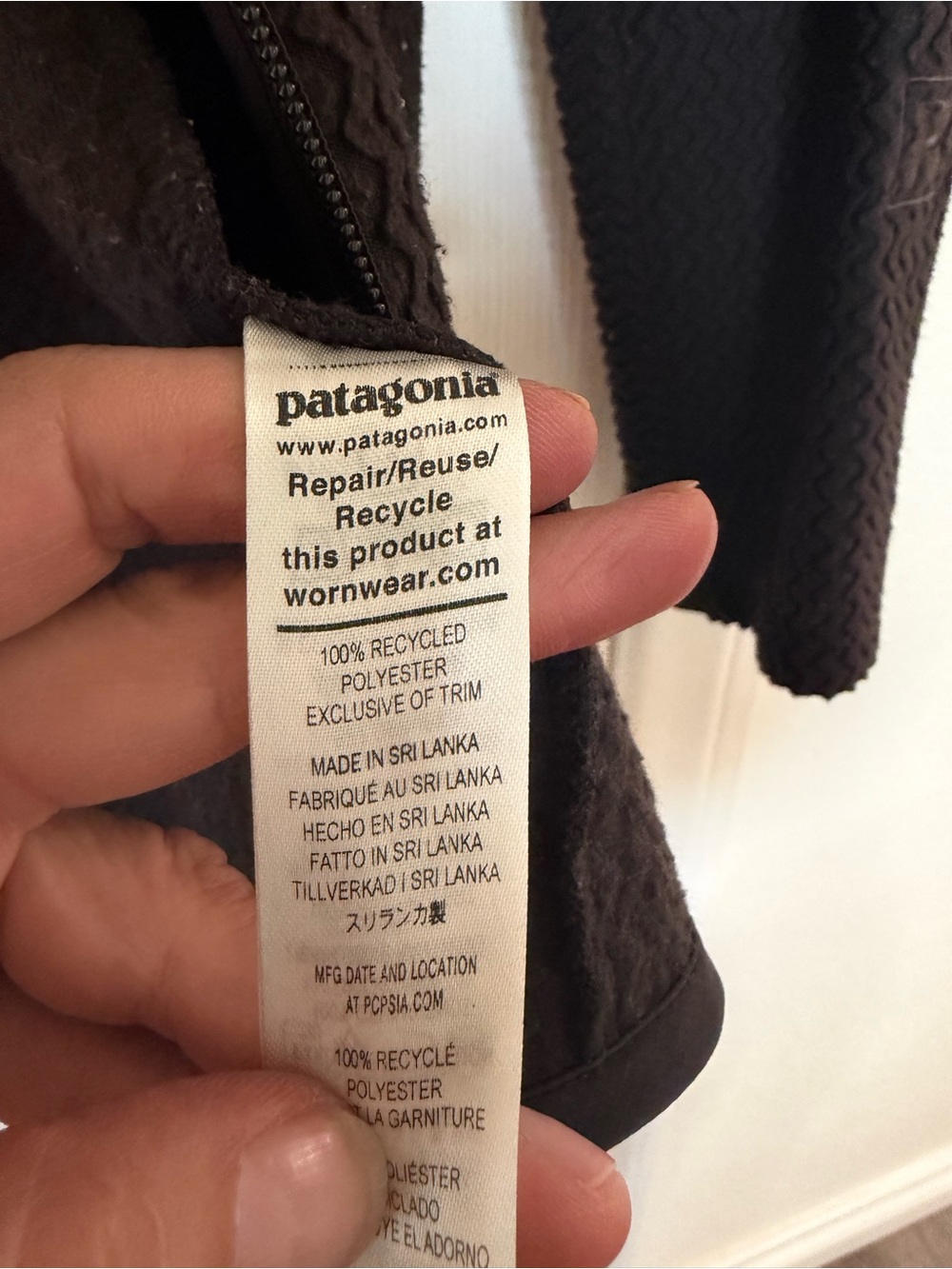 Patagonia womans Black Full-Zip Hooded Fleece Jacket - light weight - Picture 5 of 6